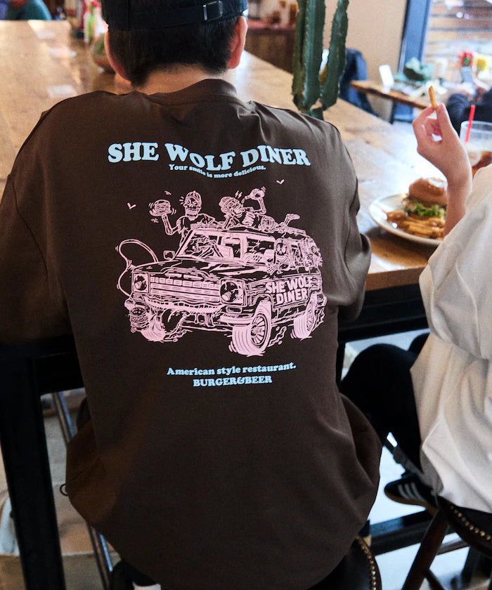 Limited Release SHE WOLF DINER × FREAK'S STORE Shewolf Diner Exclusive Big Silhouette Back Print T-Shirt Antibacterial Odor Resistance Quick Dry - Brown