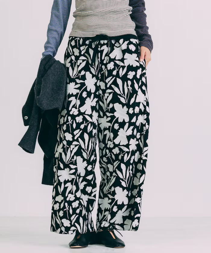 Monotone Embroidered Easy Pants