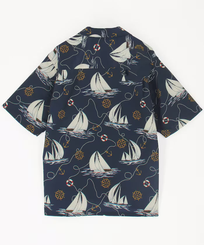 Loose silhouette all-over patterned open collar short sleeve shirt