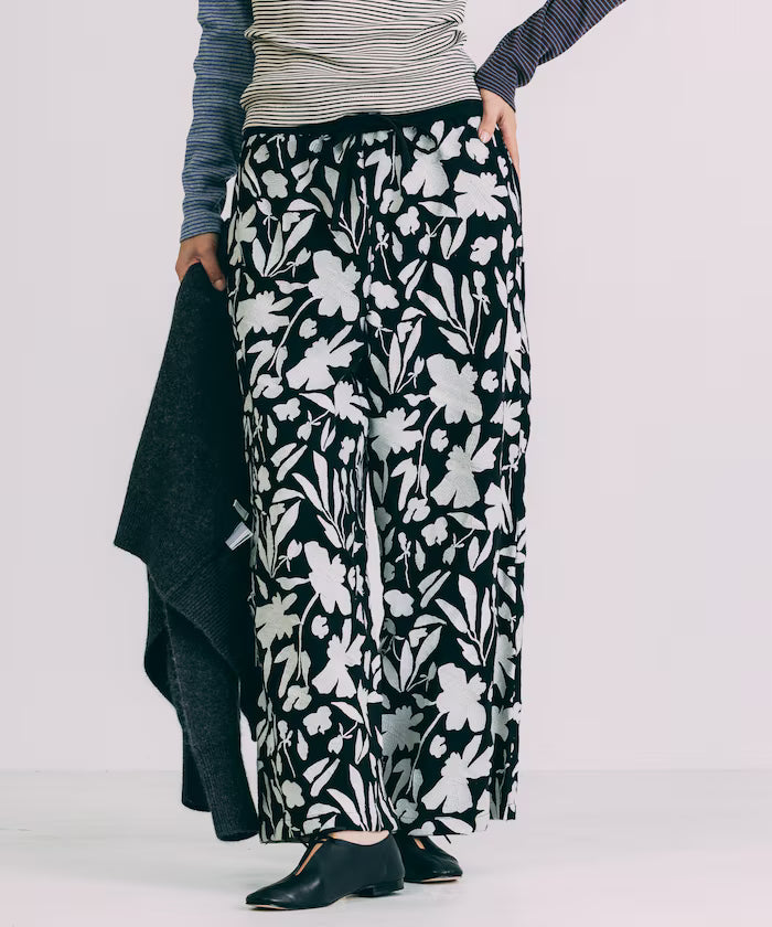 Monotone Embroidered Easy Pants - Black