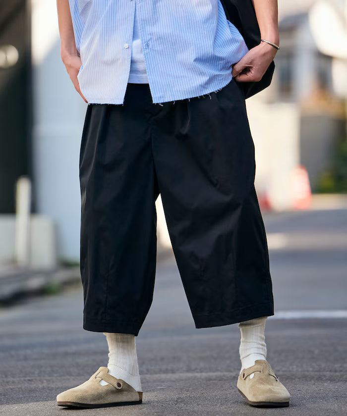 Easy Care Fabric Wide Silhouette Two-Tuck Three-Quarter Barrel Shorts [Limited Edition] - Black