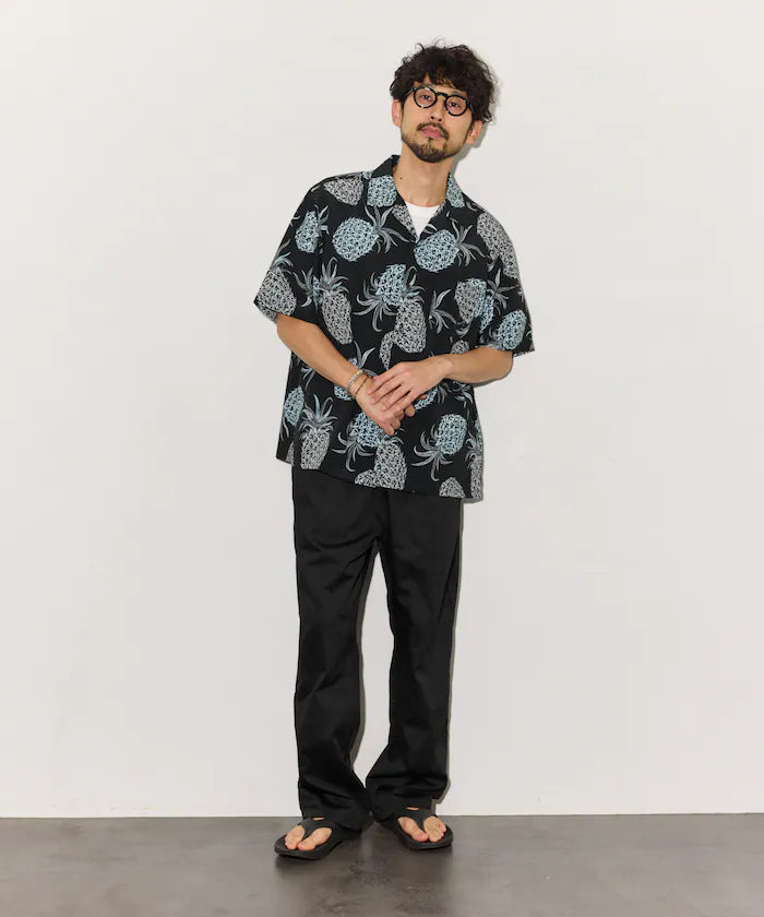 Loose silhouette all-over patterned open collar short sleeve shirt
