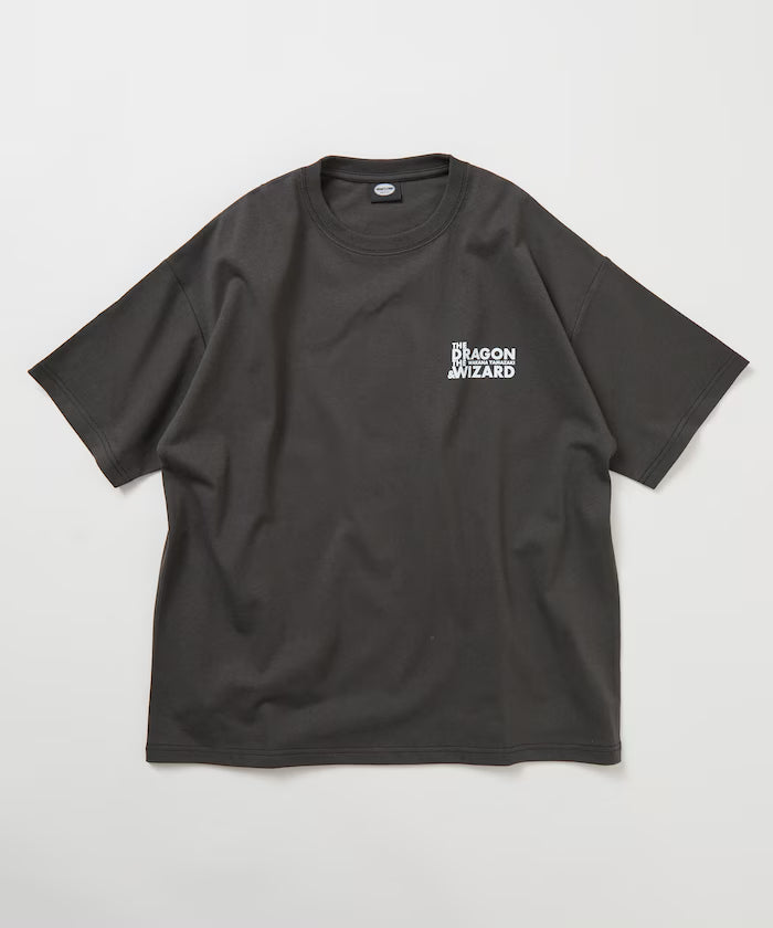 Wakana Yamazaki×FREAK'S STORE THE DRAGON & WIZARD Back Print Crew Neck T-Shirt [Limited Edition]