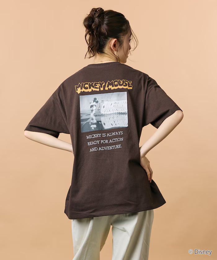DISNEY/Mickey Mouse/Monochrome Back Print Crew Neck T-Shirt/Scene [Limited Edition] - Brown