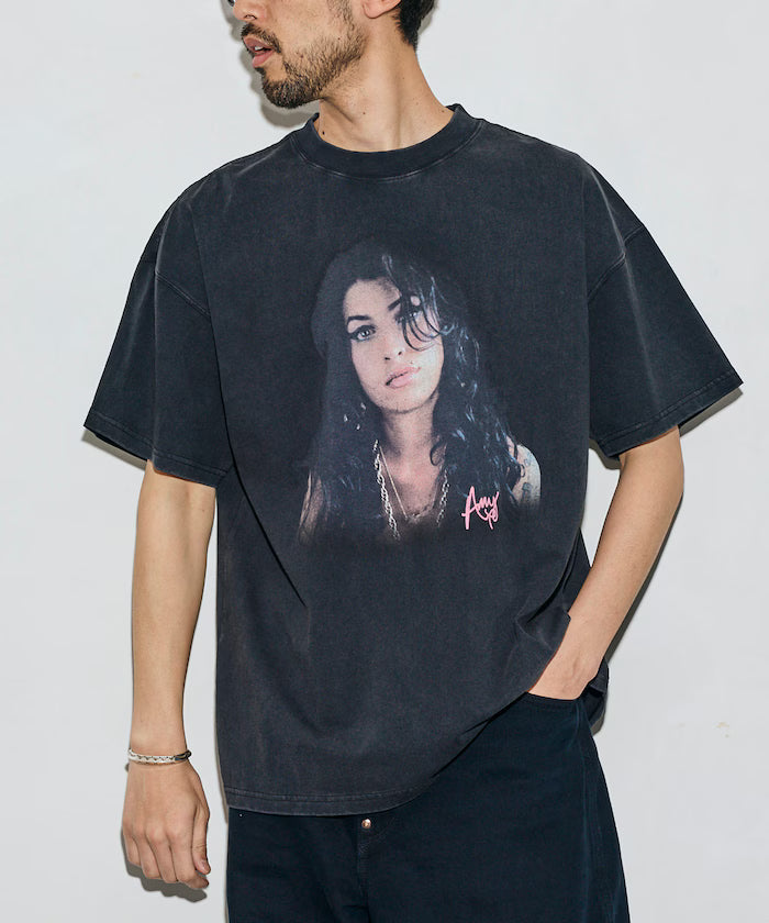 【EXCLUSIVE】 Amy Winehouse / Amy Winehouse Graphic Crew Neck T-Shirt