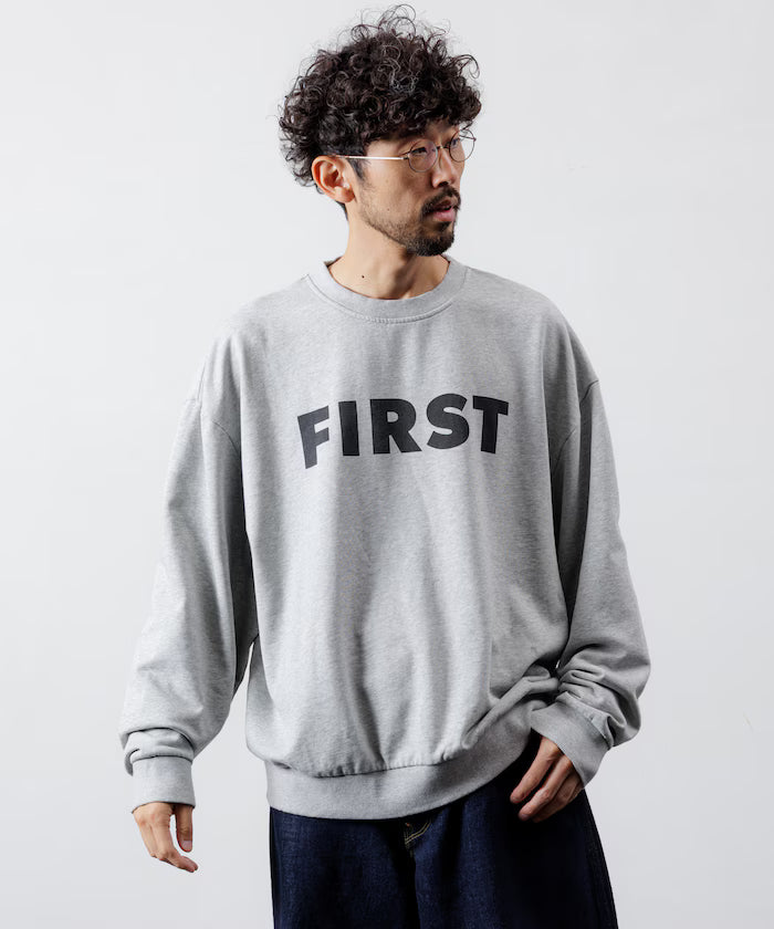 Front Print Crew Neck Sweat FIRST / Relaxed Fit