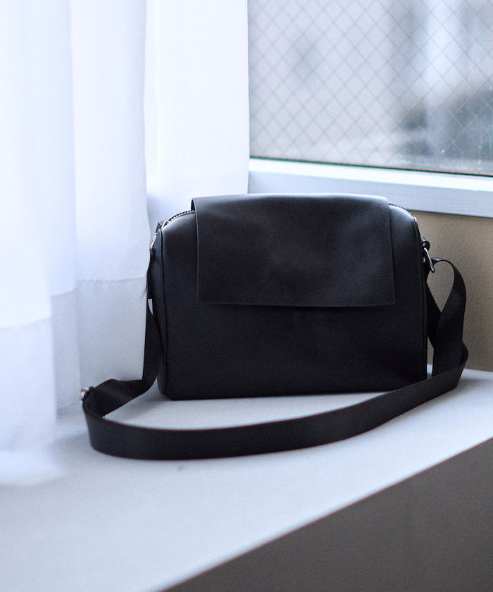 Leather Editor's Flap Shoulder Bag / Leather Editor's Flap Shoulder / Cowhide / Water-repellent Leather