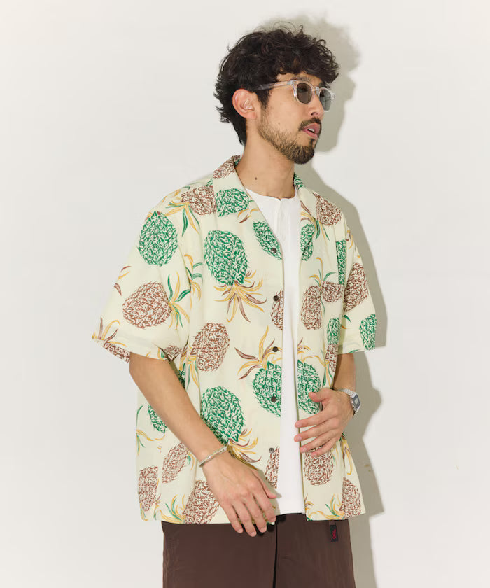 Loose silhouette all-over patterned open collar short sleeve shirt