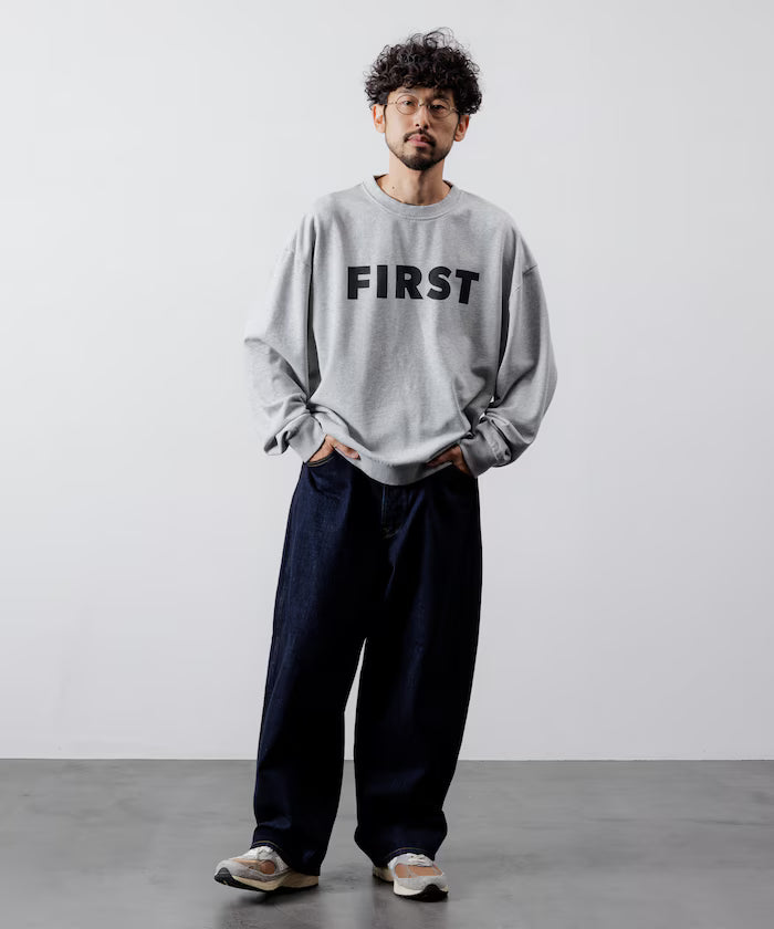 Front Print Crew Neck Sweat FIRST / Relaxed Fit