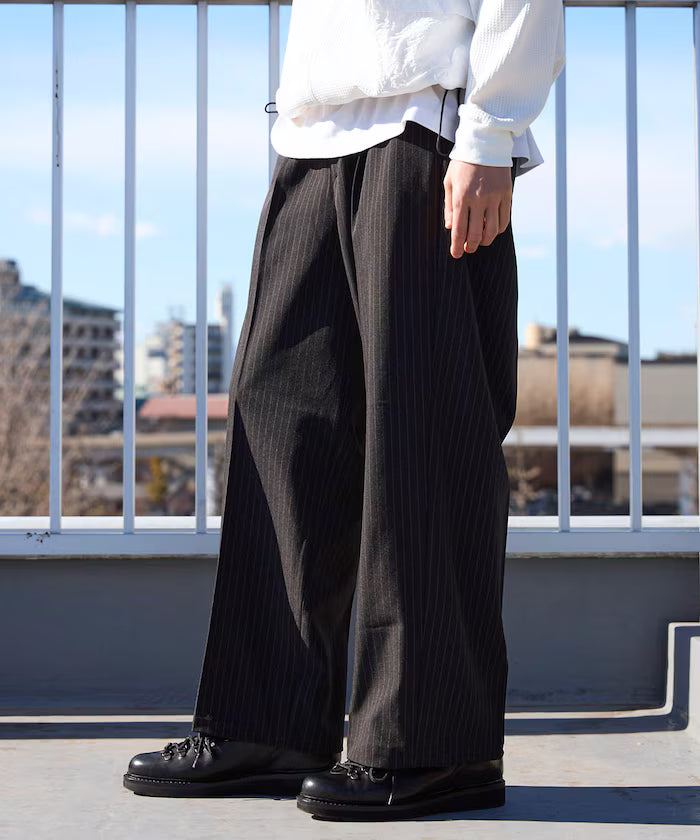 Wide Straight Silhouette One-Tuck Slack Pants - Border/Stripe