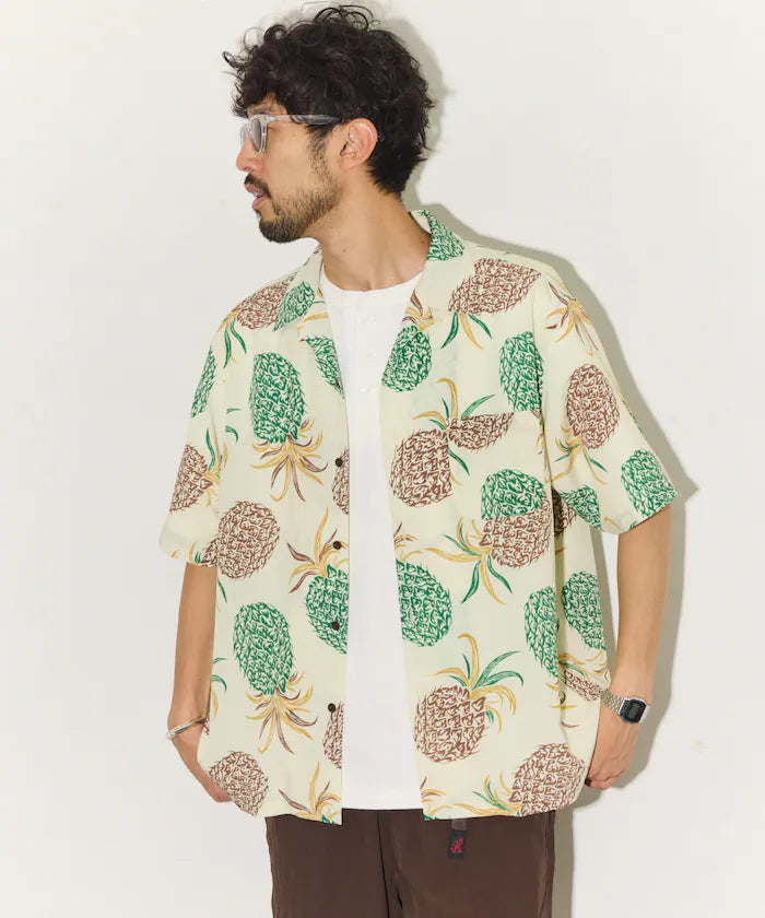 Loose silhouette all-over patterned open collar short sleeve shirt