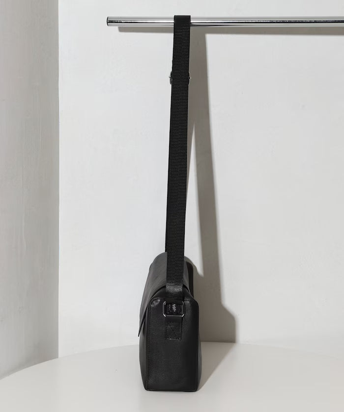 Leather Editor's Flap Shoulder Bag / Leather Editor's Flap Shoulder / Cowhide / Water-repellent Leather