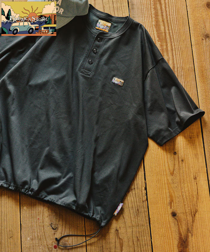 FREAK'S STORE for BEACH & FES Relax Fit One Point Logo Spindle Henley Neck T-Shirt - Charcoal Gray