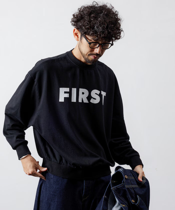 Front Print Crew Neck Sweat FIRST / Relaxed Fit