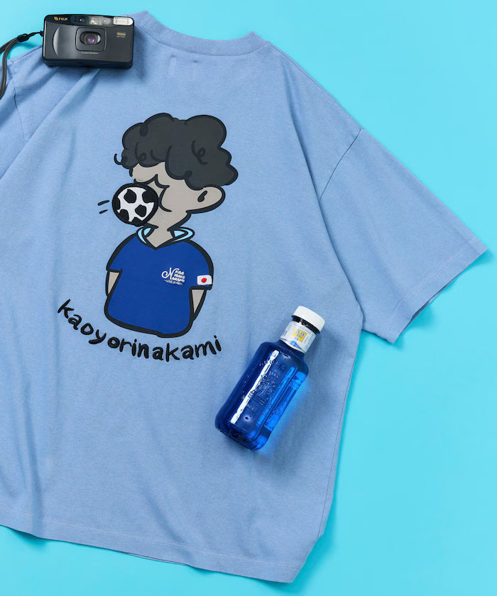 [Starting sale on May 22 at 12:00] kaoyorinakami × FREAK'S STORE/ Kaoyorinakami limited edition soccer ball boy Tee - Sax Blue