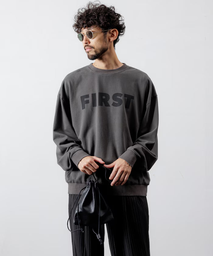 Front Print Crew Neck Sweat FIRST / Relaxed Fit