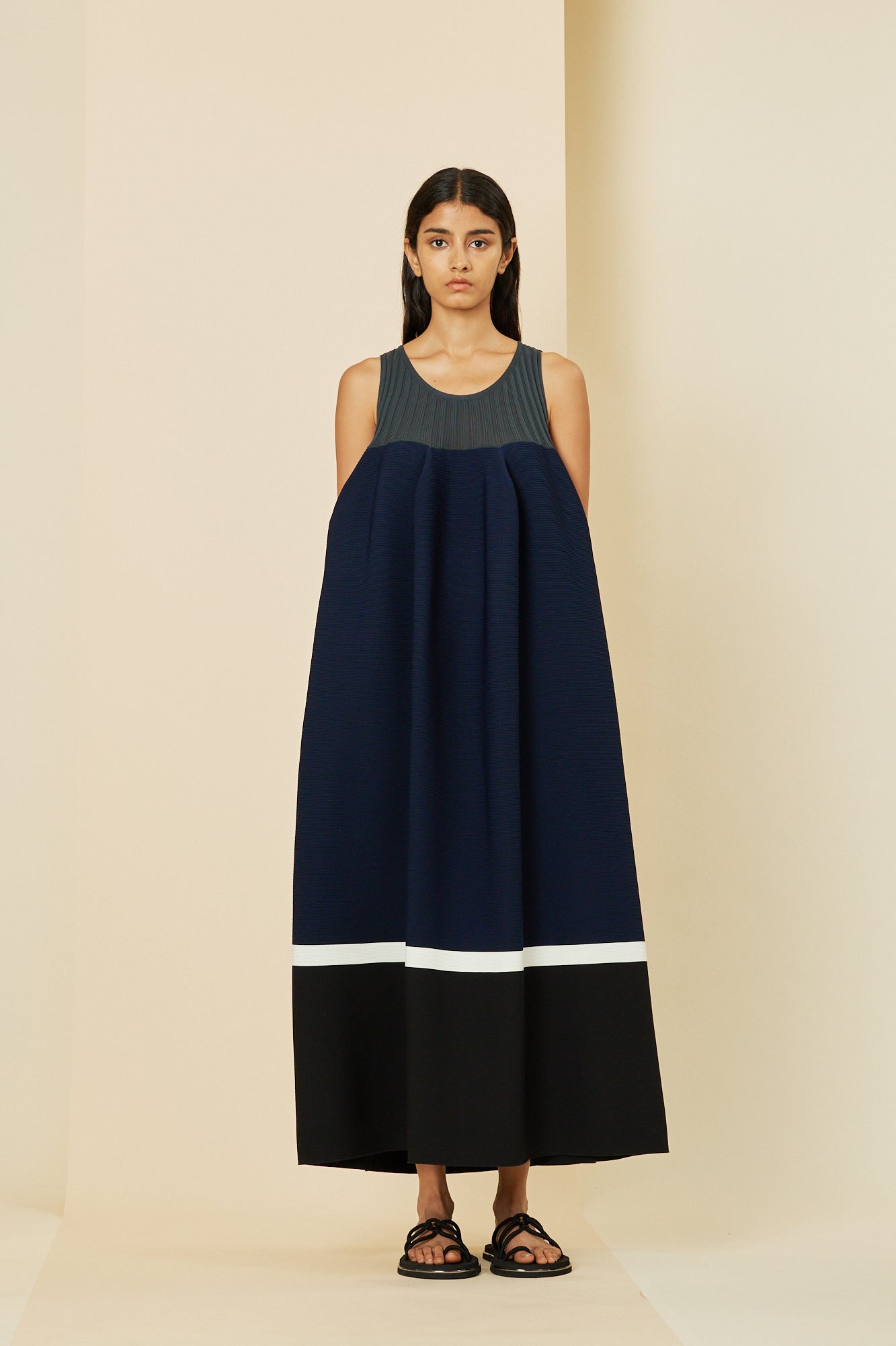 POTTERY SLEEVELESS BUST FLARE DRESS