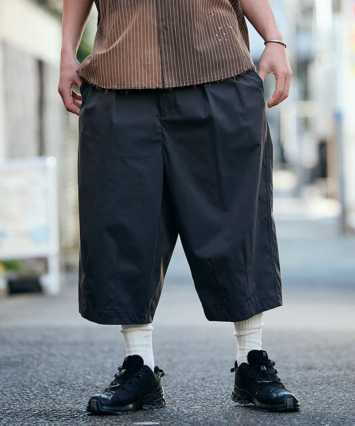 Easy Care Fabric Wide Silhouette Two-Tuck Three-Quarter Barrel Shorts [Limited Edition]