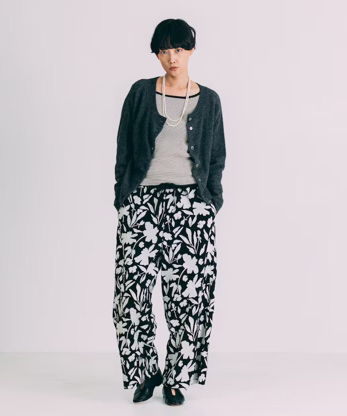 Monotone Embroidered Easy Pants