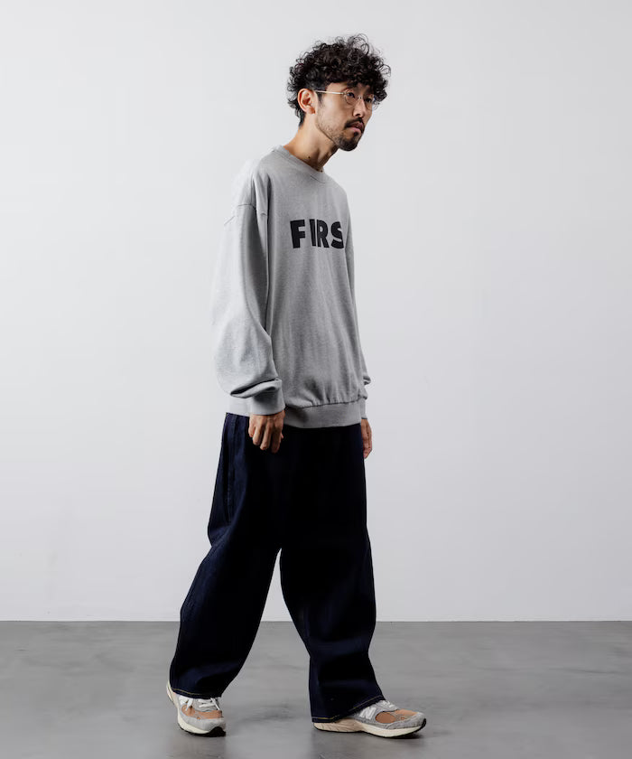 Front Print Crew Neck Sweat FIRST / Relaxed Fit