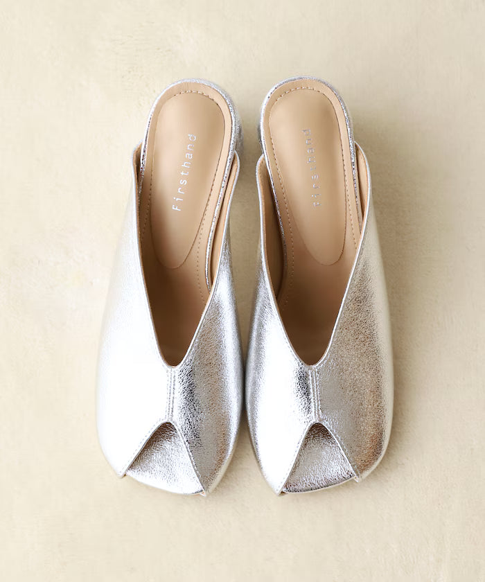 Open-toe slit sandals