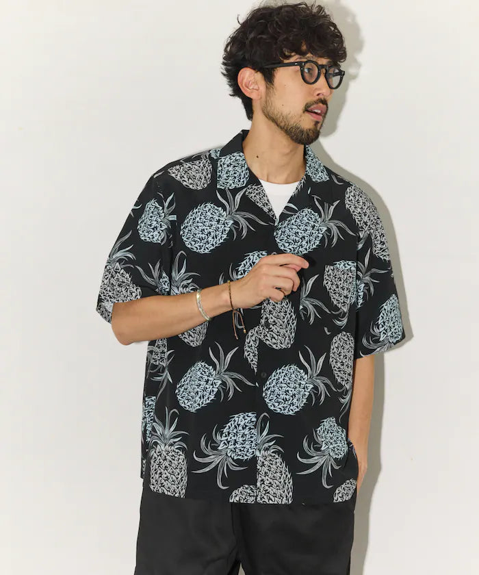 Loose silhouette all-over patterned open collar short sleeve shirt