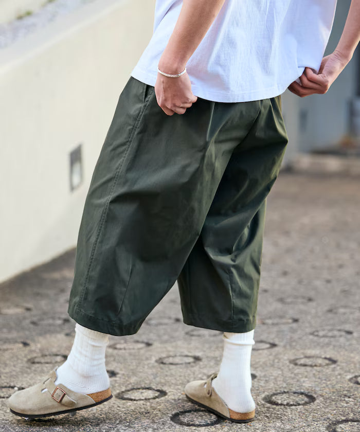 Easy Care Fabric Wide Silhouette Two-Tuck Three-Quarter Barrel Shorts [Limited Edition]