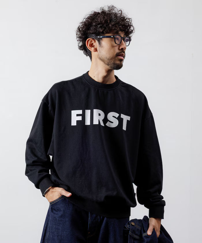Front Print Crew Neck Sweat FIRST / Relaxed Fit