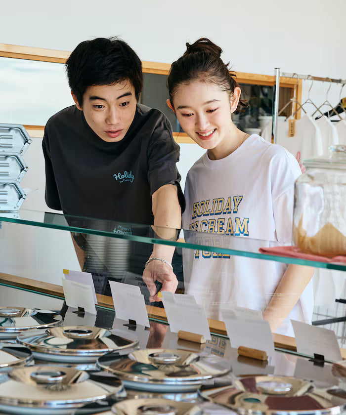 HOLIDAY ICECREAM×FREAK'S STORE Limited Edition Big Silhouette College Print Crew Neck T-Shirt