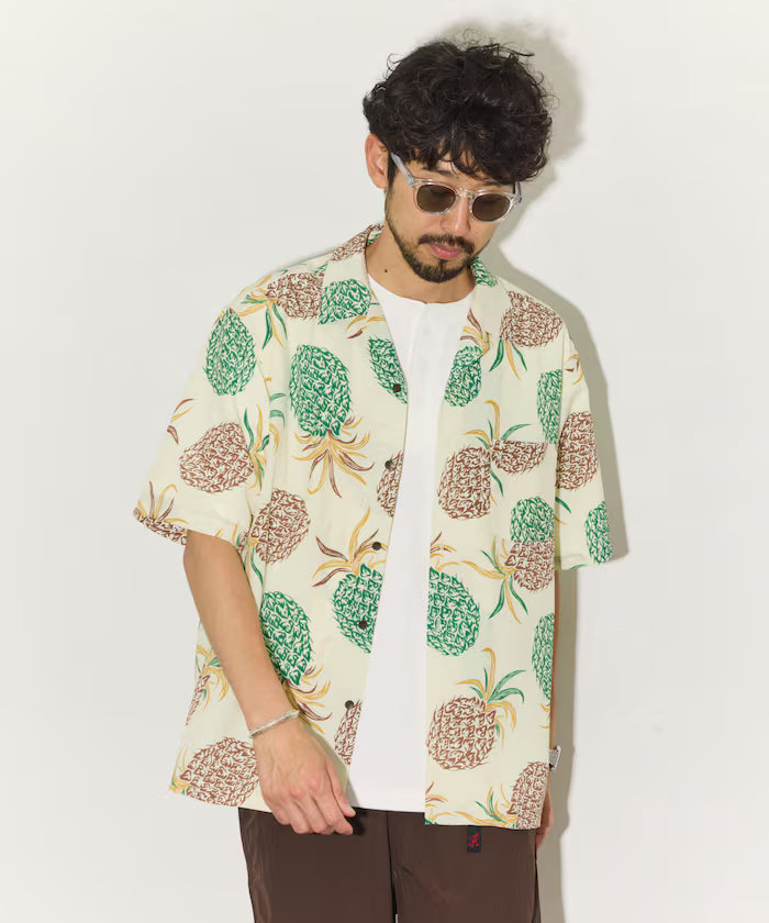 Loose silhouette all-over patterned open collar short sleeve shirt