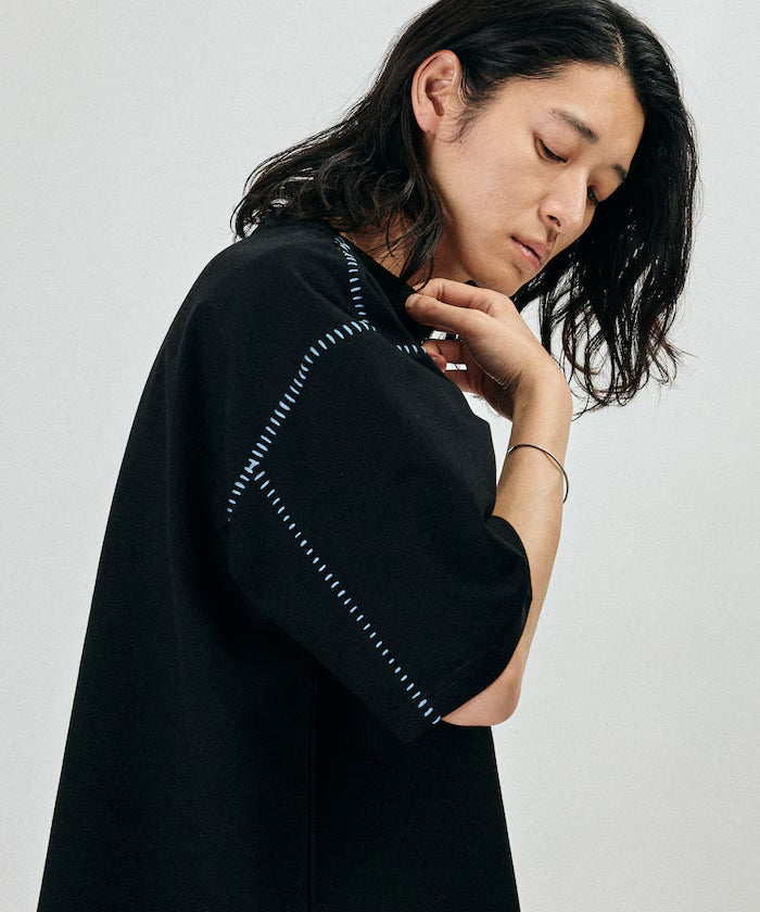 Boxy Silhouette Color Stitch Crew Neck T-Shirt - Black