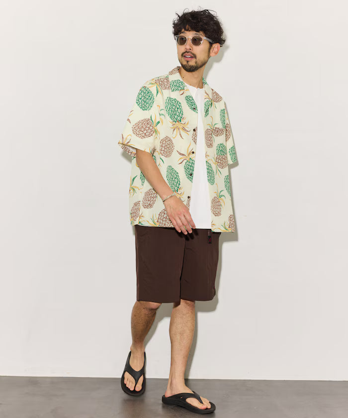 Loose silhouette all-over patterned open collar short sleeve shirt