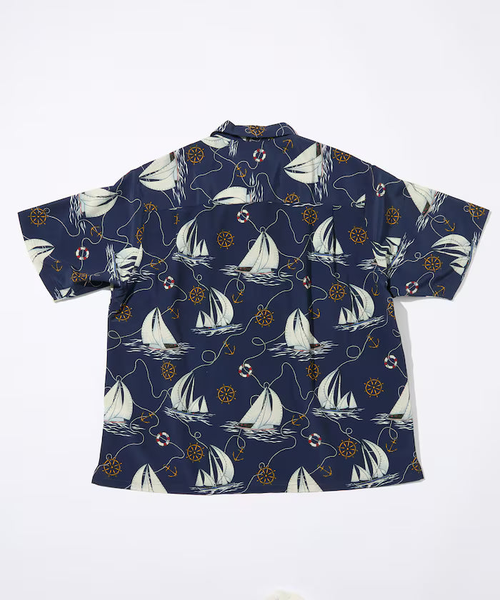 Loose silhouette all-over patterned open collar short sleeve shirt