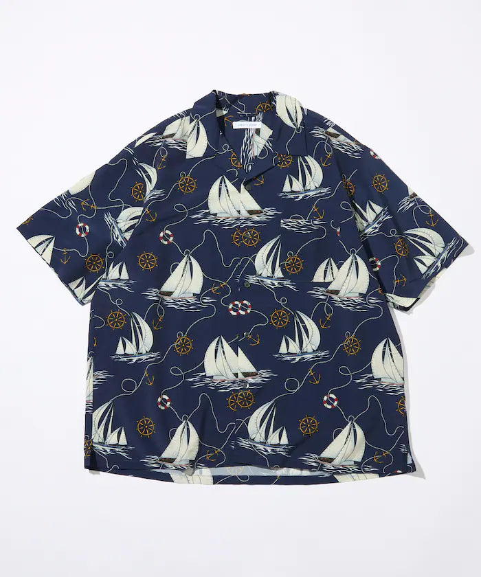 Loose silhouette all-over patterned open collar short sleeve shirt