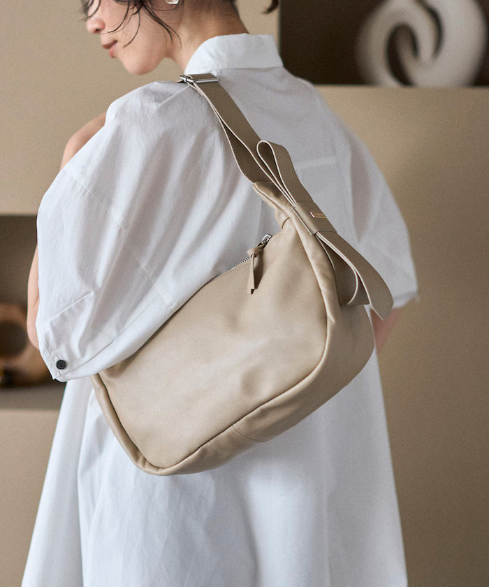 Leather Half Moon Shoulder Bag / Cowhide / Water-Repellent Leather