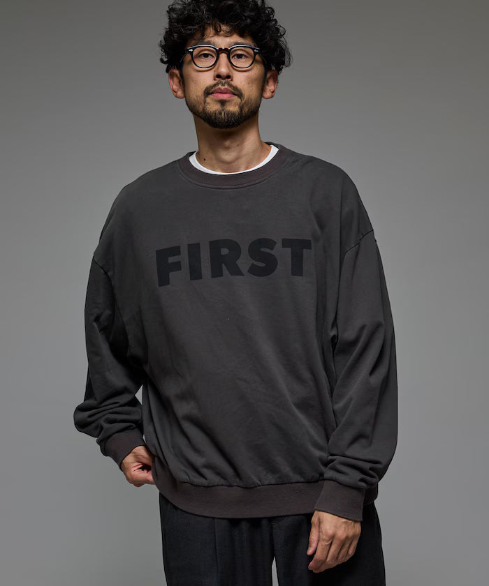 Front Print Crew Neck Sweat FIRST / Relaxed Fit