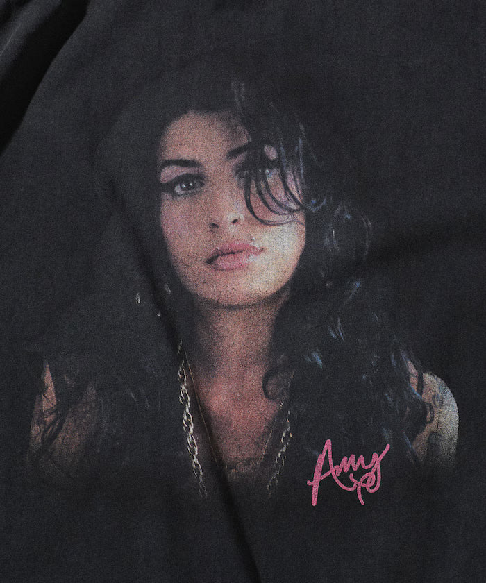 【EXCLUSIVE】 Amy Winehouse / Amy Winehouse Graphic Crew Neck T-Shirt