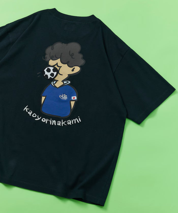 [Starting sale on May 22 at 12:00] kaoyorinakami × FREAK'S STORE/ Kaoyorinakami limited edition soccer ball boy Tee - Charcoal Gray