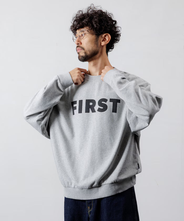 Front Print Crew Neck Sweat FIRST / Relaxed Fit