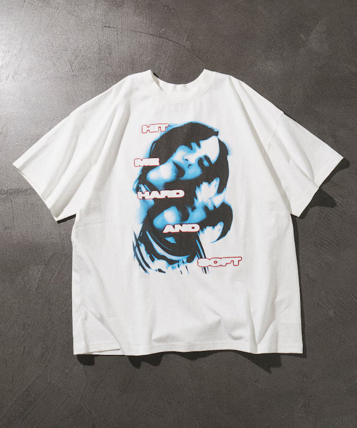 【EXCLUSIVE】BILLIE EILISH S/S Tee/Billie Eilish Front Print T-Shirt