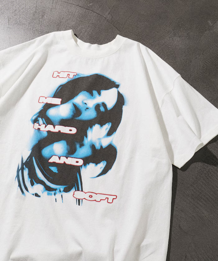 【EXCLUSIVE】BILLIE EILISH S/S Tee/Billie Eilish Front Print T-Shirt - Off-White