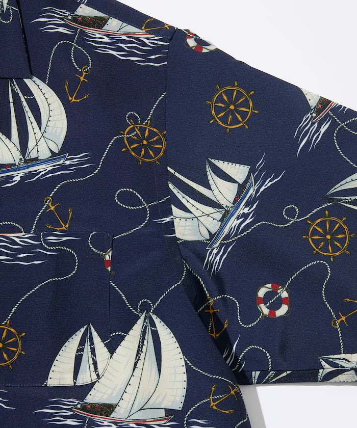 Loose silhouette all-over patterned open collar short sleeve shirt