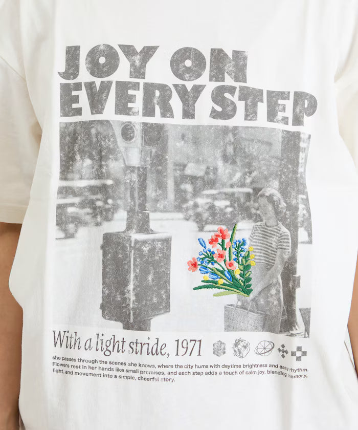 Photo Print Flower Embroidery Crew Neck T-Shirt