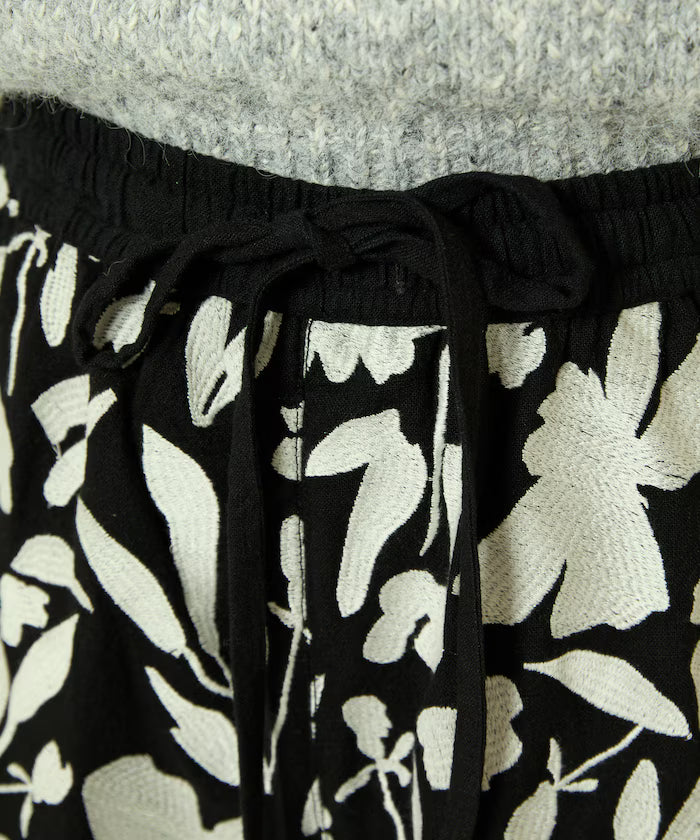 Monotone Embroidered Easy Pants
