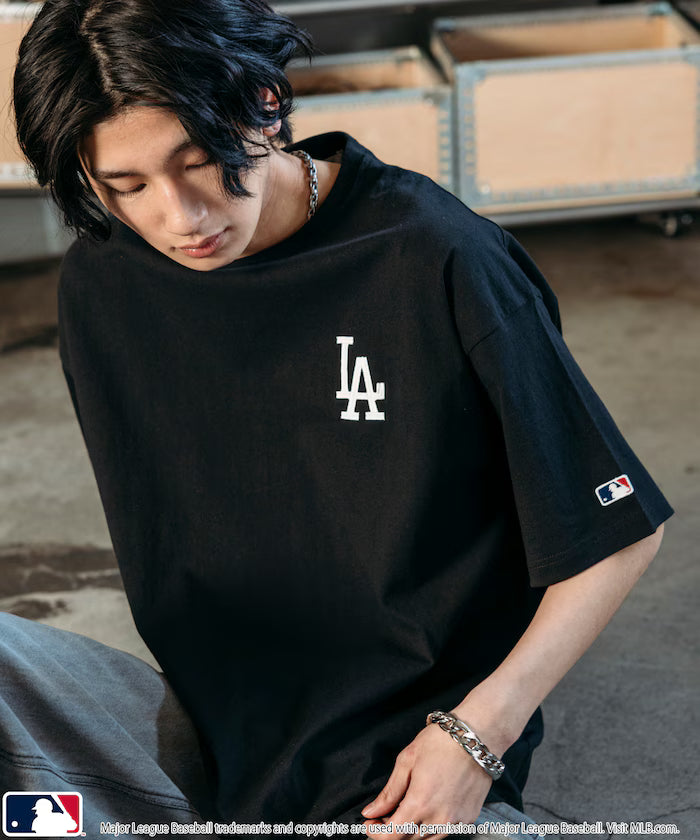 Limited Edition MLB Circle Logo Graphic T-Shirt - Black