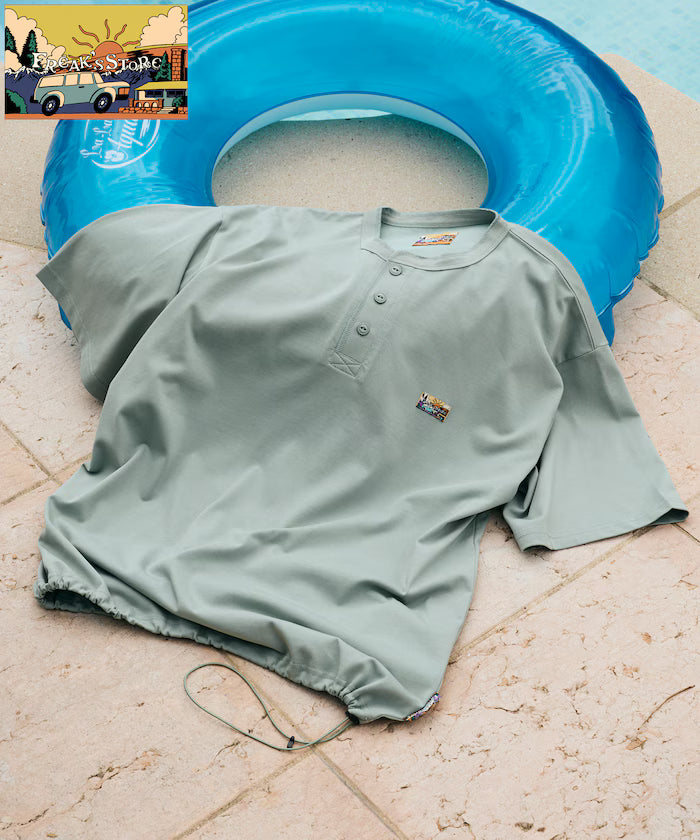 FREAK'S STORE for BEACH & FES Relax Fit One Point Logo Spindle Henley Neck T-Shirt - Sax Blue
