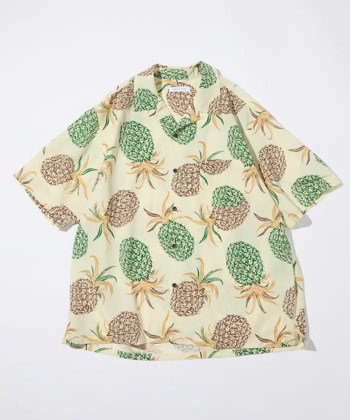 Loose silhouette all-over patterned open collar short sleeve shirt