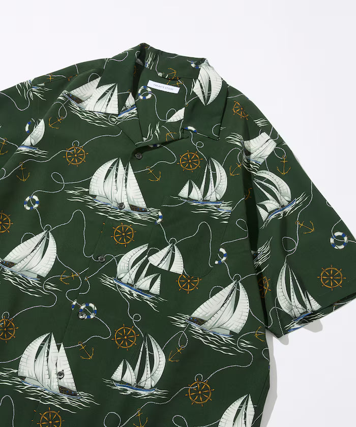 Loose silhouette all-over patterned open collar short sleeve shirt