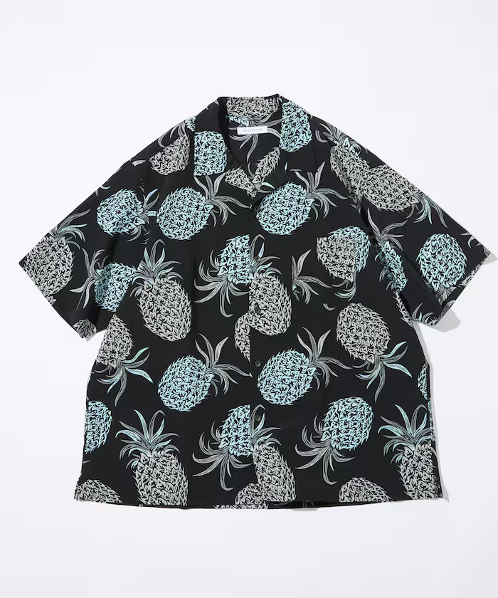 Loose silhouette all-over patterned open collar short sleeve shirt