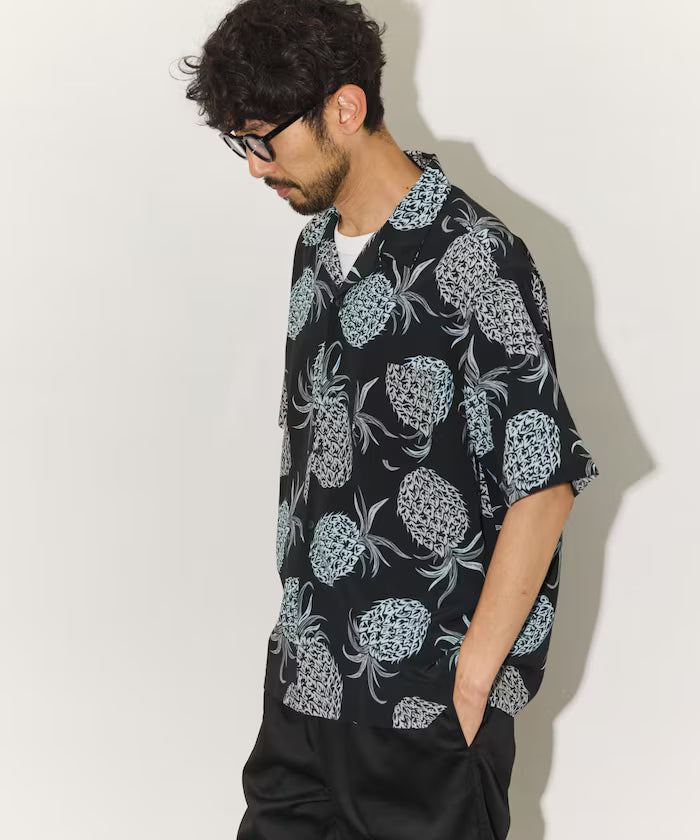 Loose silhouette all-over patterned open collar short sleeve shirt